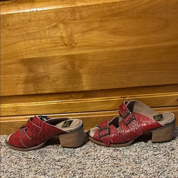 Freebird caprice size 8 Red Croc-Embossed Buckle Sandals - Picture 2 of 6